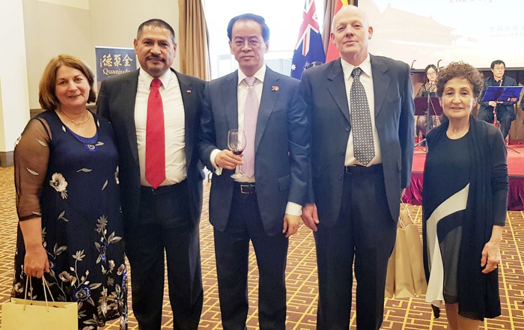 中华人民共和国成立70周年。2019年9月23日星期一，澳共（CPA）代表团与中华人民共和国驻澳大利亚联邦大使在堪培拉举行的正式聚会上。从左到右依次为：伊丽莎白·胡尔姆，维尼·莫利纳，成竞业大使阁下，安德鲁·欧文，罗米娜·贝特森。